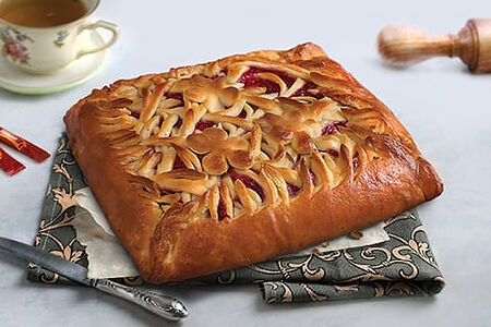 Пирог с малиной и творожно-сливочным сыром