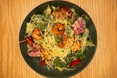 Салат Цезарь с креветками