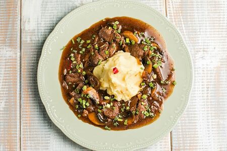 Говядина в перечном соусе с картофельным пюре