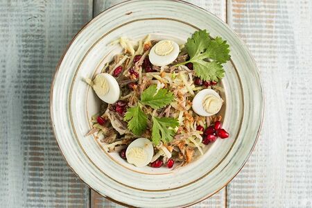 Салат со сладкой редькой и говядиной