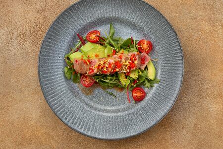 Тунец Татаки с авокадо под цитрусовым соусом