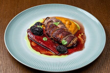 Утиная грудка с пюре и грушей