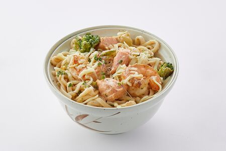 Вок Удон с морепродуктами в сливочном кимчи соусе