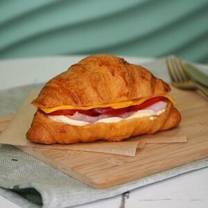 Круассан с ветчиной из индейки