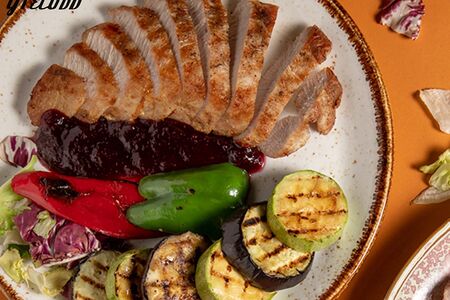 Индейка на гриле с овощами гриль