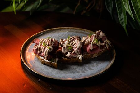 Брускетта с ростбифом, печеным перцем и соусом тоннато