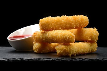 Сырные палочки с соусом