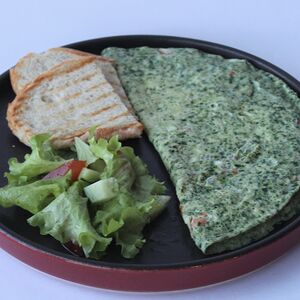 Омлет с томатами, зеленью и шпинатом