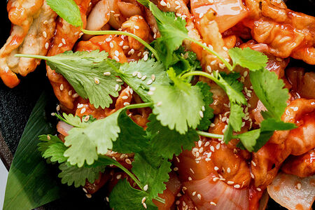 Цыпленок с ананасами в кисло-сладком соусе