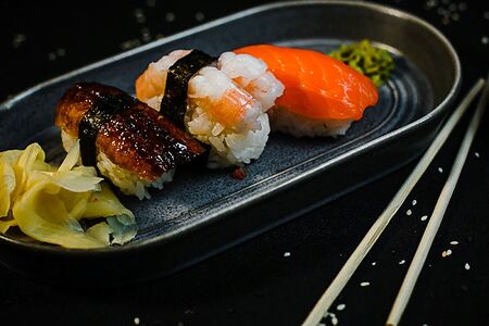Суши с лососем