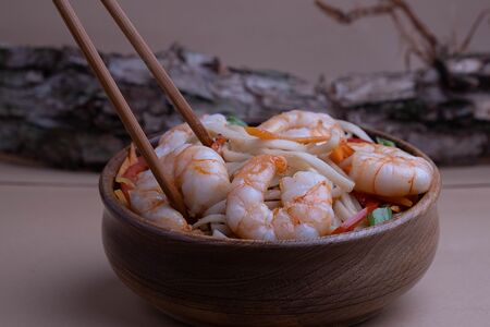 Вок с креветками