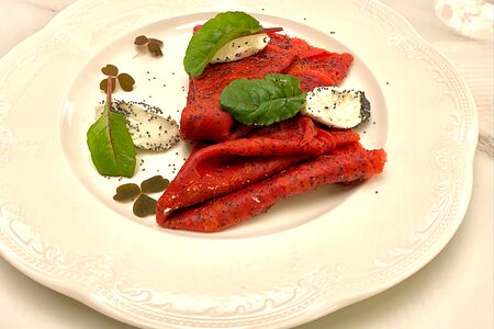 Тонкие свекольные блинчики с маком и сыром Филадельфия