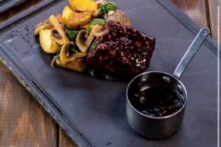 Стейк с брусничным соусом