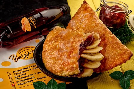 Чебурек с клубникой и бананом