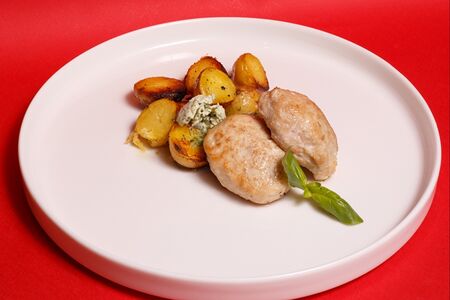 Куриные котлеты с картофелем из печи