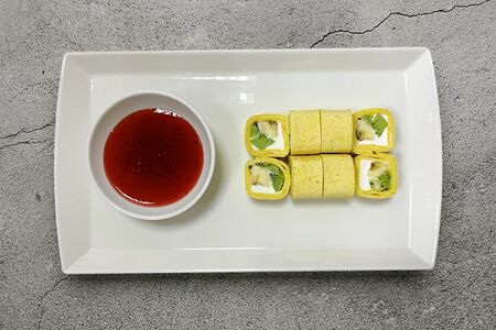 Сладкий ролл с бананом и киви