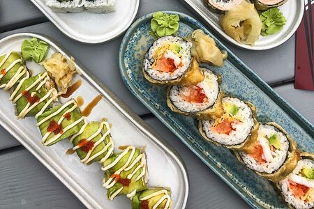 Авокадо ролл со снежным крабом и креветкой