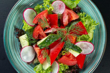 Овощной салатик с помидоркой