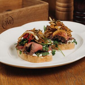 Брускетта с ростбифом и луком