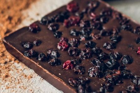 Темный шоколад с сублимированной смородиной без сахара