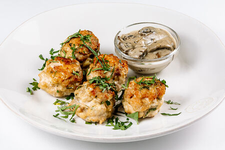 Куриные оладьи с грибным соусом