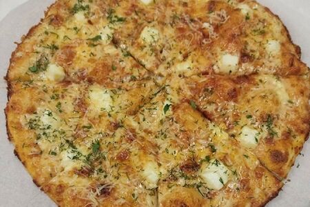 Пицца на тонком тесте Четыре сыра