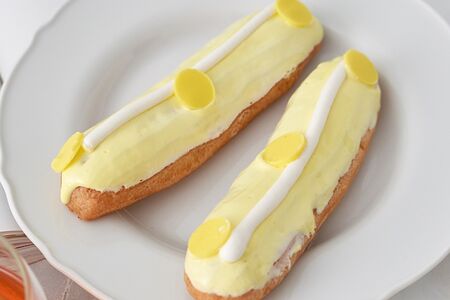 Эклер лимонный