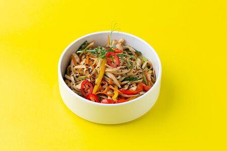 Рисовая лапша с курицей