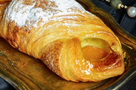 Слойка с абрикосом