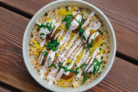 Табуле с фалафелем и соусом из тофу