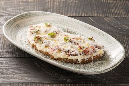 Брускетта с тартаром из говядины, пряным соусом и пармезаном