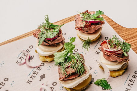 Клевые бутеры на печеном картофеле с ростбифом