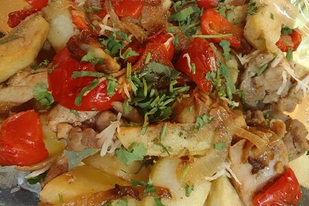 Жаркое с курицей и овощами под чесночным соусом