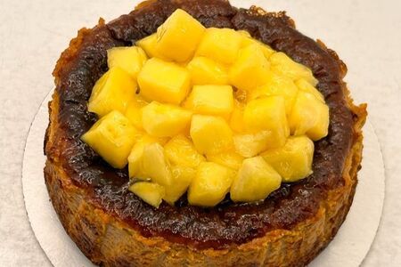 Баскский чизкейк манго-маракуйя (с карамелью)