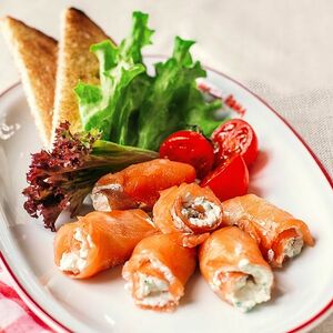 Рулетики из копченого лосося