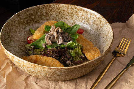 Салат с хрустящим цыпленком и соленым арахисом