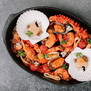 Кассероль с тремя видами краба и морепродуктами по-средиземноморски