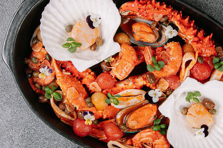 Кассероль с тремя видами краба и морепродуктами по-средиземноморски