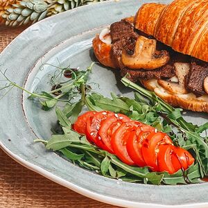 Круассан с телятиной