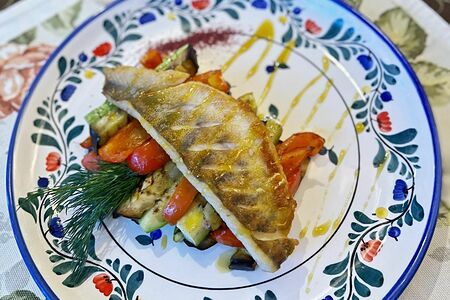 Судак на гриле с овощами