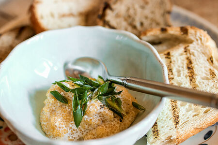 Икра щучья на хрустящем тосте