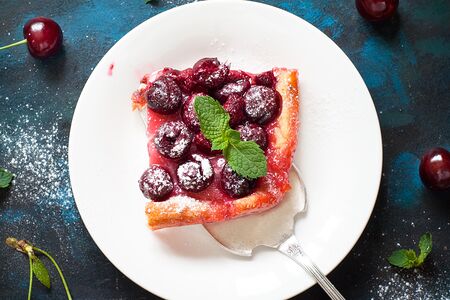 Пирожок с вишней