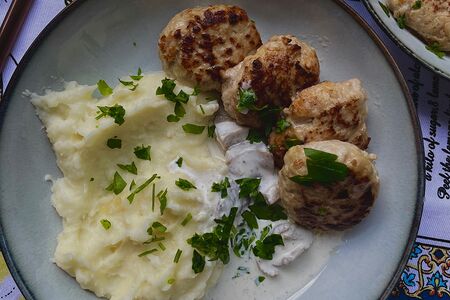 Куриные оладьи с соусом из белых грибов