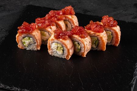 Обожженный ролл с лососем и тунцом