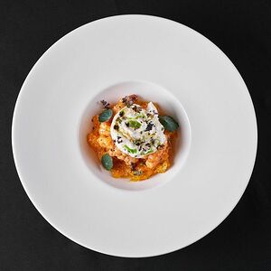 Салат с креветками и буррата с соусом ким-чи