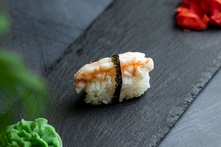 Суши с креветкой