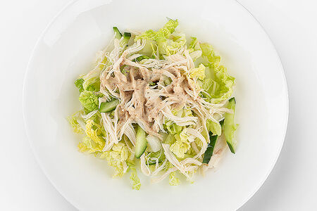 Салат с курицей и кунжутным соусом