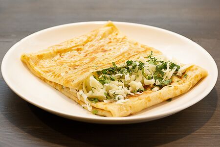 Блин с сыром сулугуни и зеленью