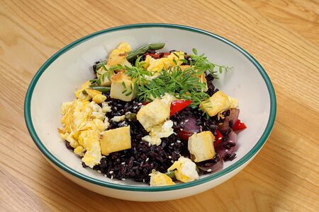 Жареный рис с тофу и овощами