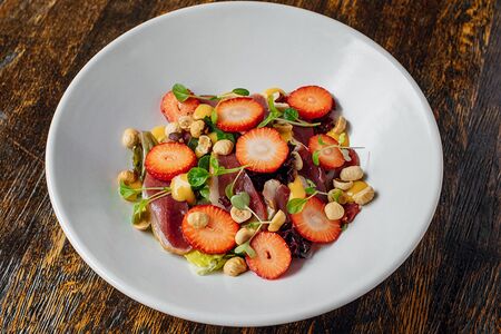 Салат с копченой уткой, клубникой и соусом из манго